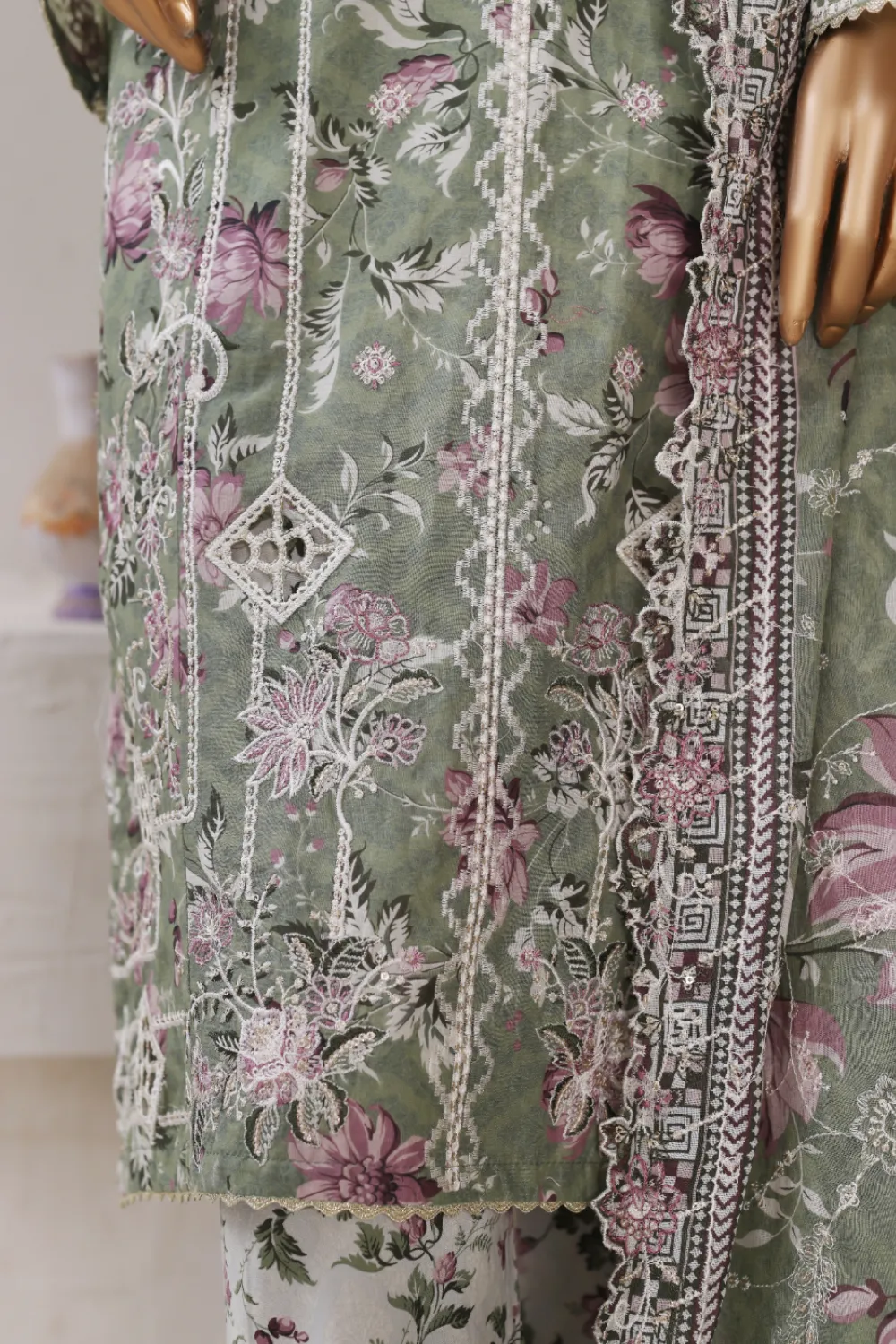 (Binsaeed Stitched Embroidered Lawn Black 3pc NSM0134ED)